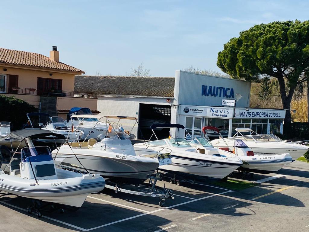Vista de embarcaciones en venta en las instalaciones de Navis Empordà